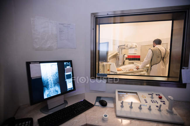X-ray of spinal cord on computer monitor in hospital — Stock Photo