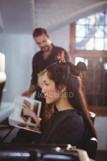 Woman sitting on chair at salon — Stock Photo