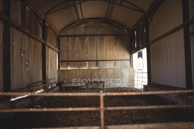 Vue intérieure de l'ancien bâtiment de la grange — Photo de stock