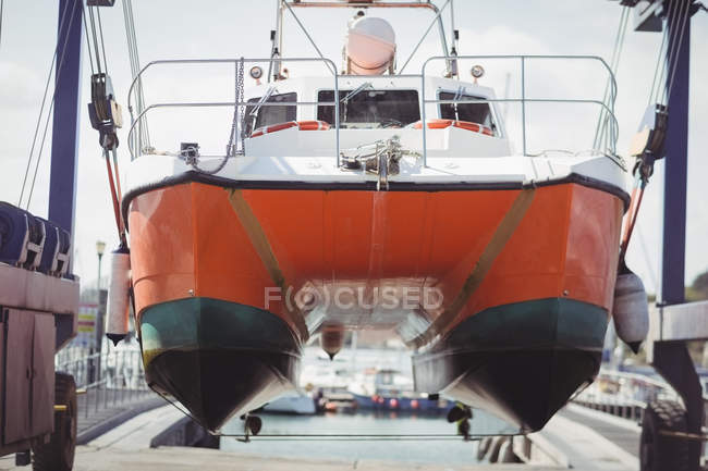 Човен на гідропідйомному човні в сонячний день — стокове фото