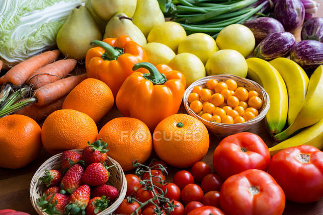 Variedad de verduras y frutas en estantería en el supermercado - foto de stock