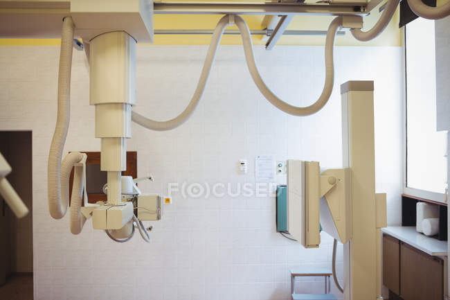 Máquina de rayos X en habitación vacía en el hospital - foto de stock