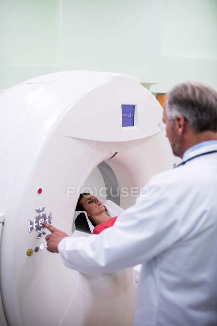 Patient entering mri scanning machine at hospital — Stock Photo