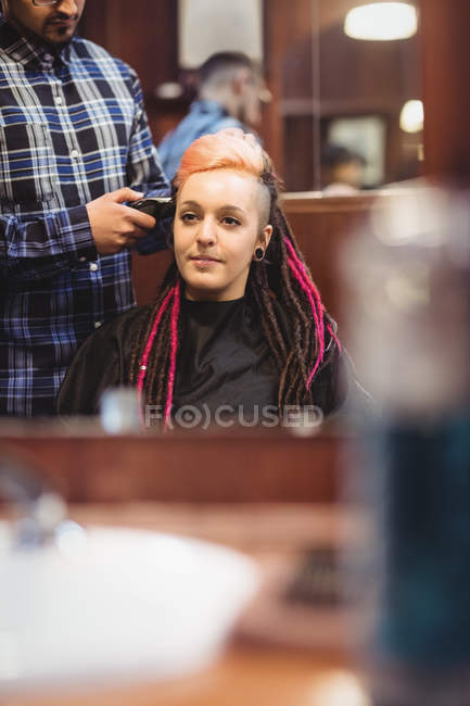 Жінка отримує волосся, оброблене тримером в перукарні — стокове фото
