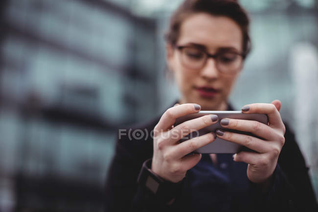 Femme d'affaires utilisant le téléphone mobile — Photo de stock