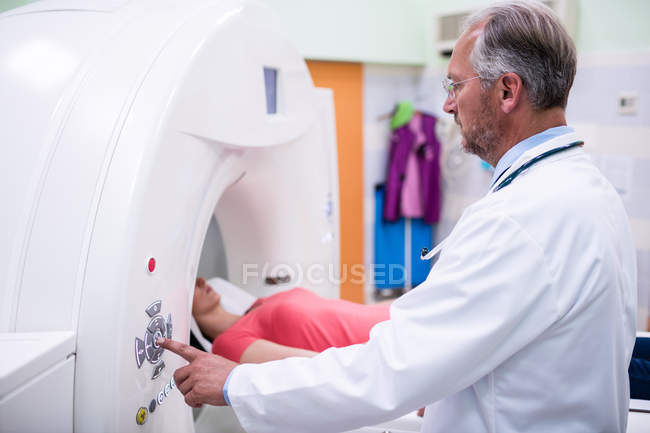 Paciente que entra na máquina de varredura de RNM no hospital — Fotografia de Stock