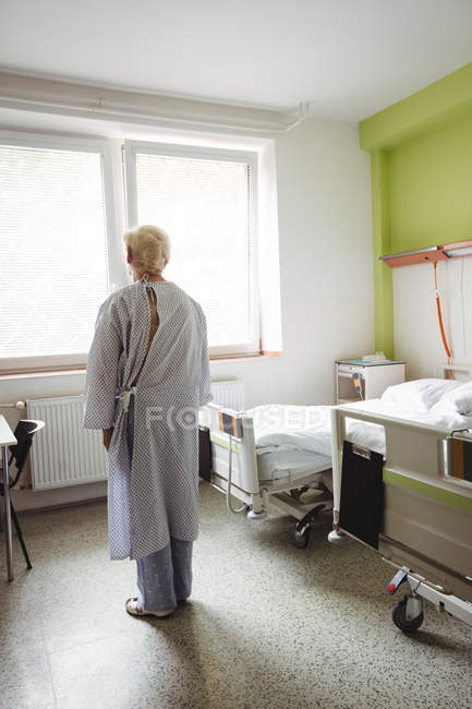 Seniorin steht auf Krankenhausstation — Stockfoto