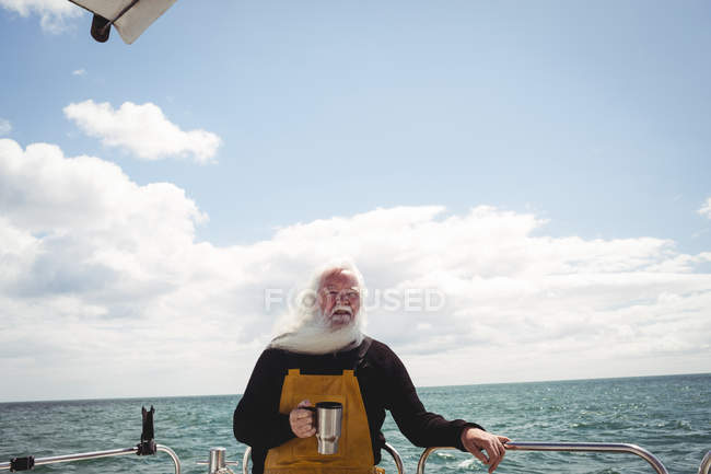 Fischer mit Tasse Kaffee auf dem Boot — Stockfoto
