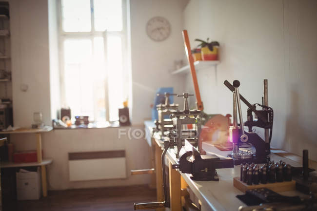Goldsmith ferramentas de trabalho na bancada em oficina — Fotografia de Stock