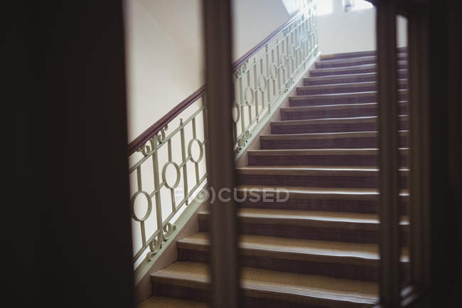 Escalera moderna vacía en el interior del hospital - foto de stock