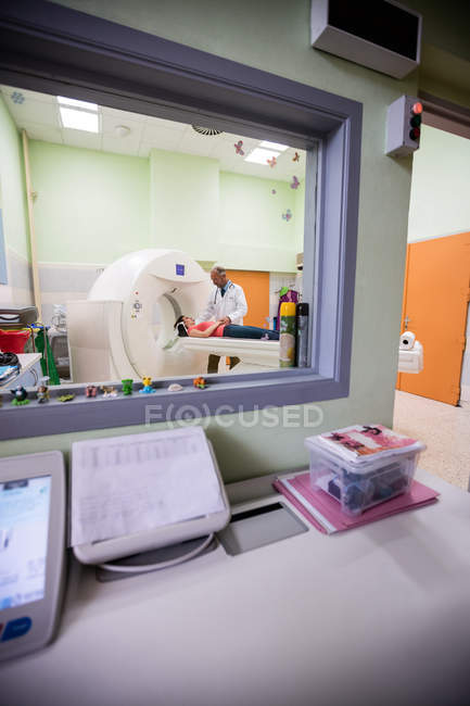 Patient entering mri scan machine at hospital — Stock Photo