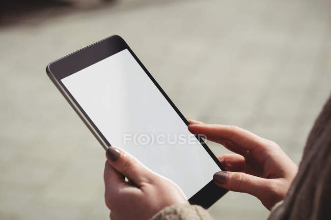 Обрезанное изображение женщины с помощью цифрового планшета — стоковое фото