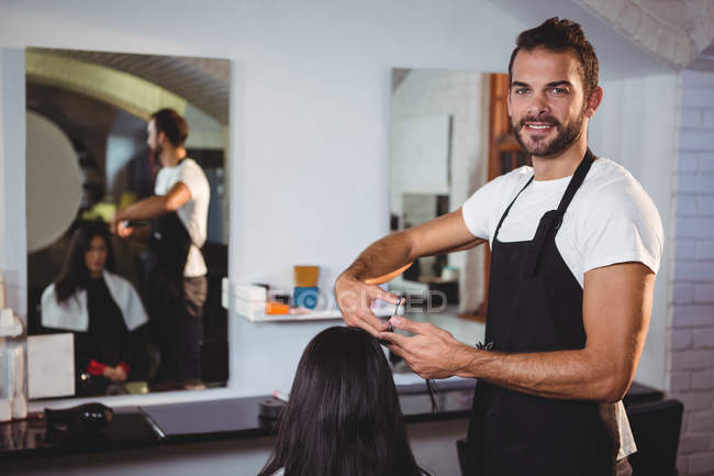 Female getting her hair trimmed with scissors in salon — Stock Photo