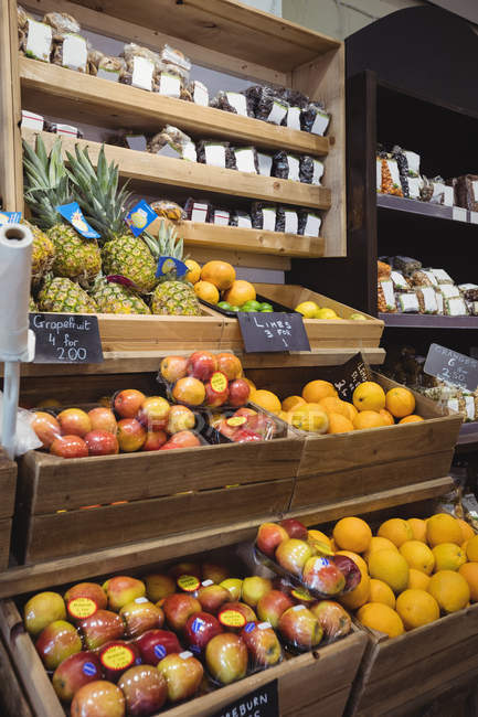Variété de fruits dans des boîtes en bois au supermarché — Photo de stock