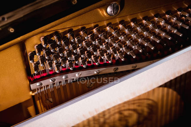 Primer plano de cuerdas de piano abiertas, marco completo - foto de stock