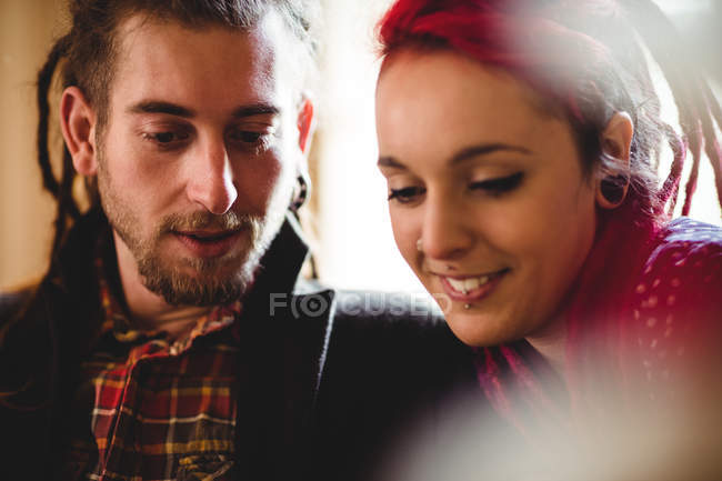 Close-up de casal hipster sorridente em casa — Fotografia de Stock