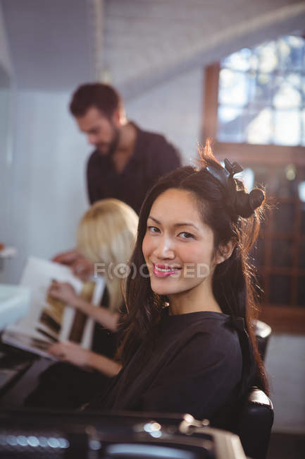 Портрет улыбающейся женщины в парикмахерской — стоковое фото