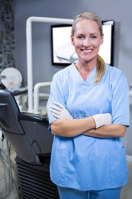 Assistente dentário sorrindo para a câmera na clínica odontológica — Fotografia de Stock