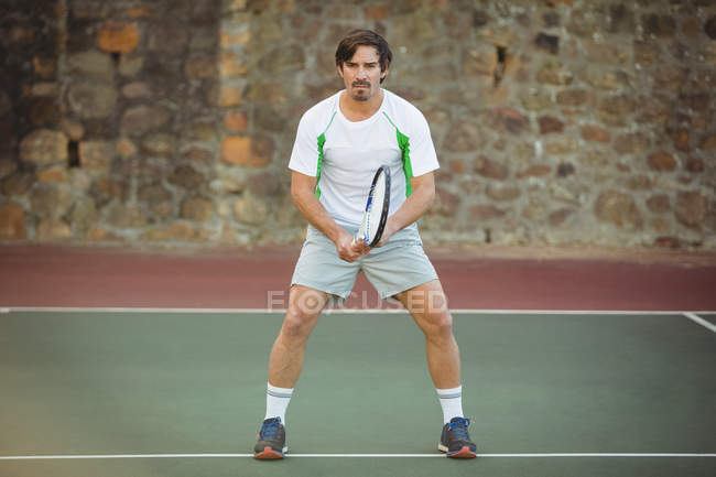 Jugador de tenis listo para jugar durante el día - foto de stock