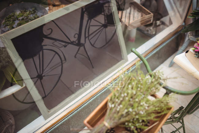 Visão de alto ângulo de bicicleta com flores perto de loja de flores — Fotografia de Stock