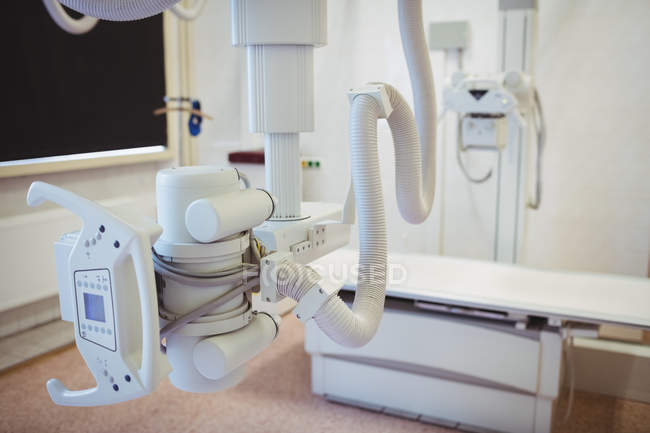 Рентген-аппарат в пустой палате больницы — стоковое фото