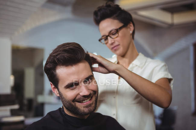 Peluquería cliente de recorte de pelo en la peluquería - foto de stock