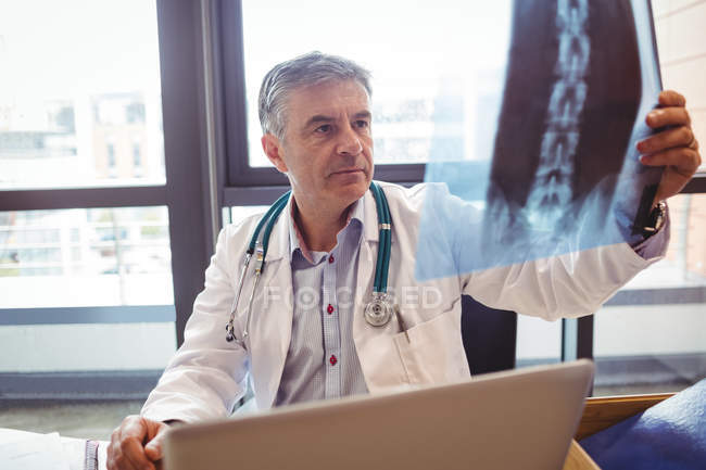Médico examinando raio-X no hospital — Fotografia de Stock
