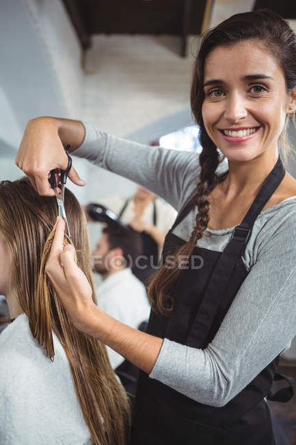 Mulher recebendo seu cabelo aparado no salão — Fotografia de Stock