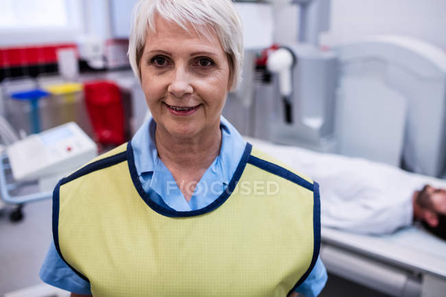 Retrato de médico sorridente em pé na sala de raios-X do hospital — Fotografia de Stock