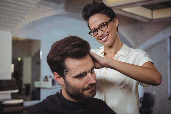 Перукарня обрізка клієнтського волосся в перукарні — стокове фото