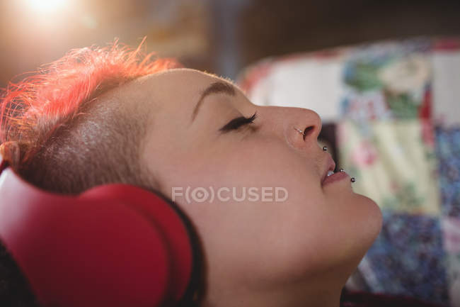 Close-up de mulher hipster ouvindo música em casa — Fotografia de Stock
