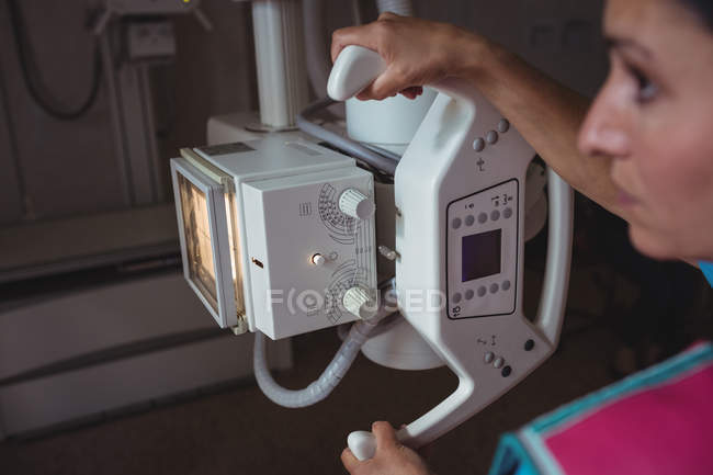 Female doctor working with x-ray machine at hospital — Stock Photo