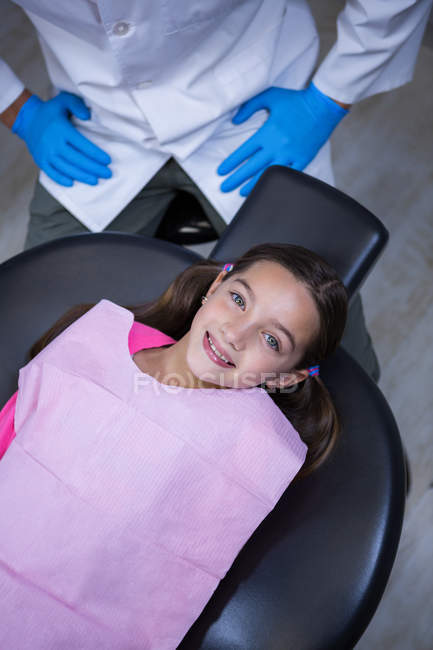 Sorridente giovane paziente sdraiato sulla sedia del dentista in clinica — Foto stock