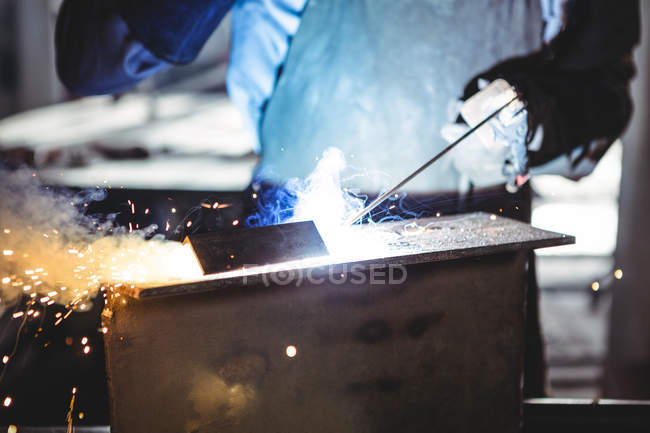 Abgeschnittenes Bild des Schweißens von Metall in der Werkstatt — Stockfoto