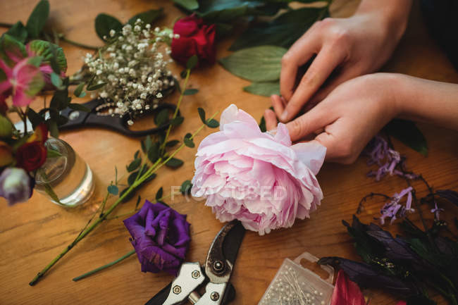 Imagem cortada de florista feminina preparando buquê de flores em sua loja de flores — Fotografia de Stock