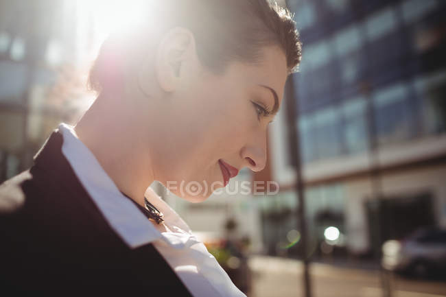 Крупный план вдумчивой деловой женщины в солнечный день — стоковое фото