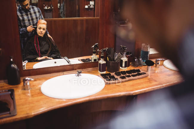Frau bekommt im Friseurladen Haare mit Trimmer gestutzt — Stockfoto