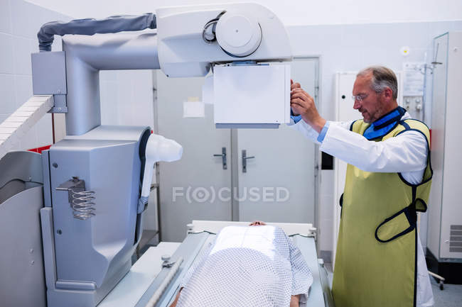 Arzt untersucht Patient mit Röntgengerät im Krankenhaus — Stockfoto