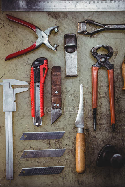Divers outils de travail industriels sur une table en atelier — Photo de stock