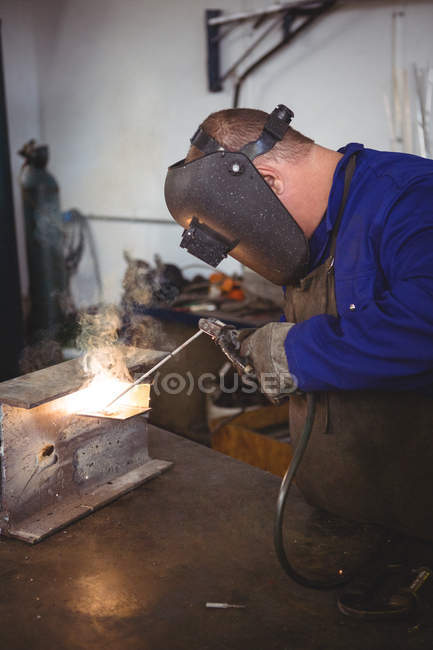 Soudeur soudure métal en atelier — Photo de stock