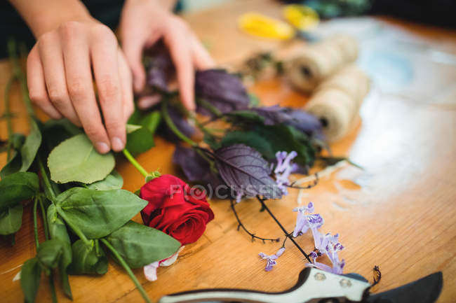 Image recadrée d'une fleuriste préparant un bouquet de fleurs dans sa boutique de fleurs — Photo de stock