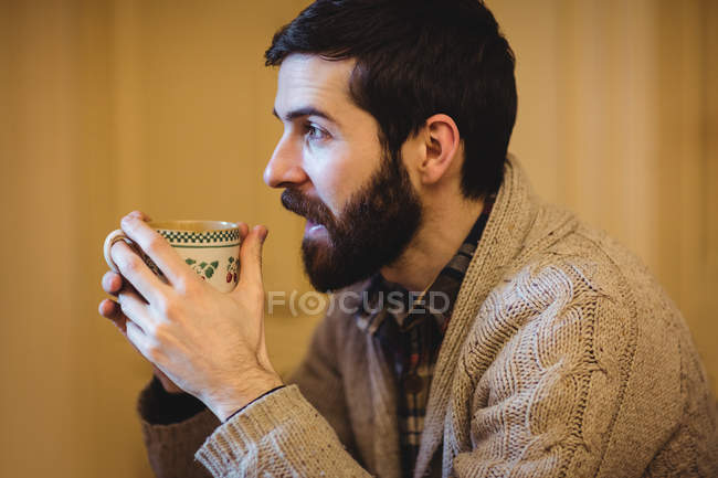Homme prenant une tasse de café à la maison — Photo de stock