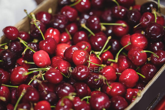 Close-up of cherries in box at supermarket — Stock Photo