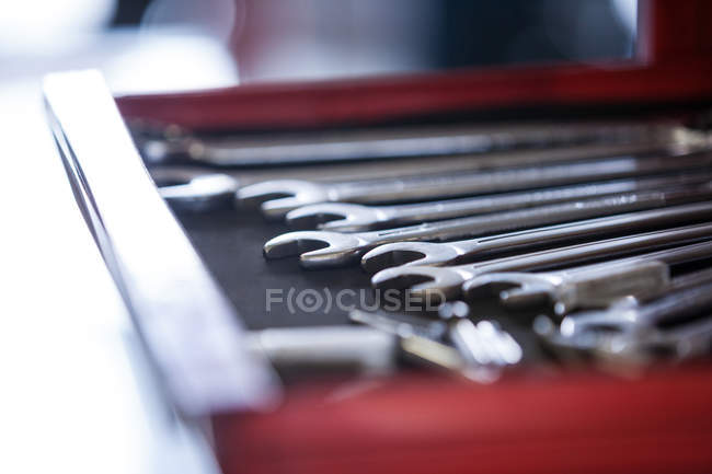 Conjunto de ferramentas de trabalho na caixa de ferramentas na garagem de reparação — Fotografia de Stock