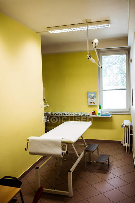 Пустая операционная кровать в интерьере больницы — стоковое фото