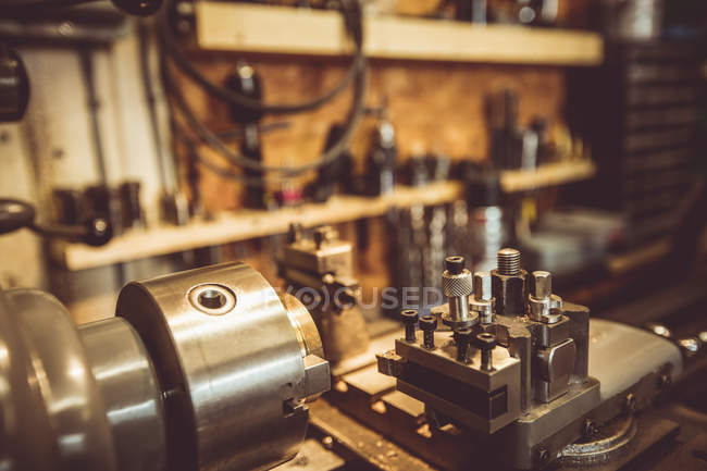 Vecchio laboratorio di orologeria con macchinari per la riparazione dell'orologio — Foto stock