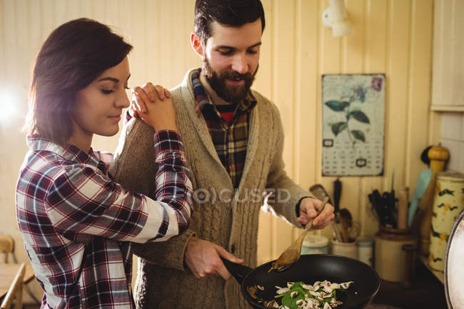 Coppia preparare il cibo insieme in cucina a casa — Foto stock