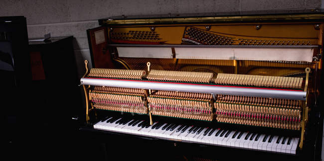 Vieux piano en bois à l'intérieur de l'atelier — Photo de stock