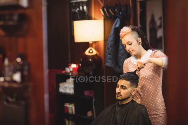 Homme se faire couper les cheveux dans le salon de coiffure — Photo de stock