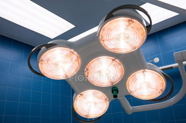 Close-up de luz cirúrgica na sala de operação no hospital — Fotografia de Stock